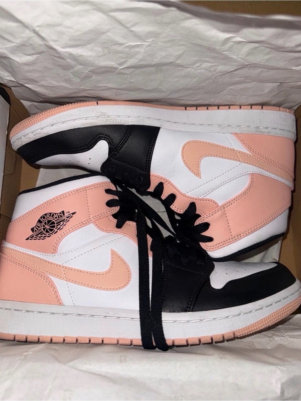 Jordan 1 Mid
Arctic Orange Black Toe